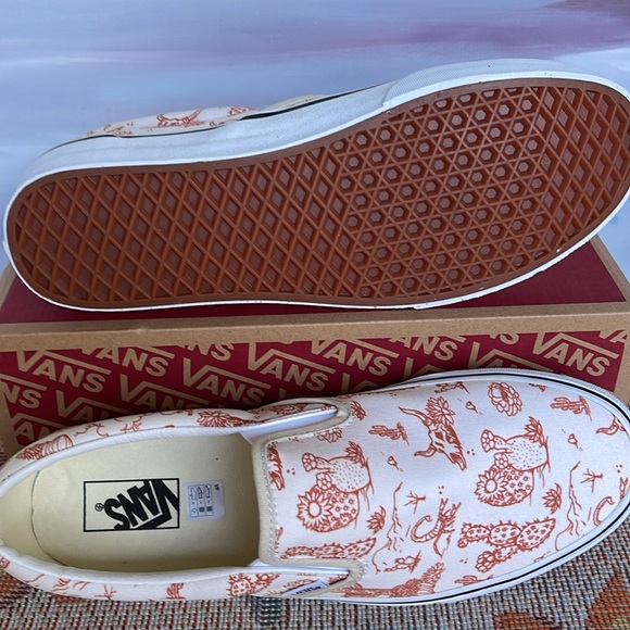 Vans Men’s Classic Slip-On 
Desert Vibes Turtledove/Tr Wht
VN0A5JLX8NL
Sneakers - Picture 4 of 16